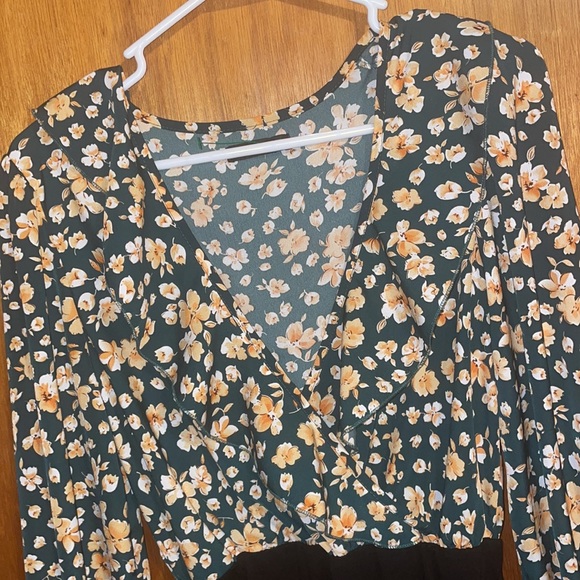 •SHEIN•NWB GORGEOUS GREEN RUFFLE DEEP-V YELLOW FLORAL BODYSUIT SIZE MEDIUM - Picture 4 of 9